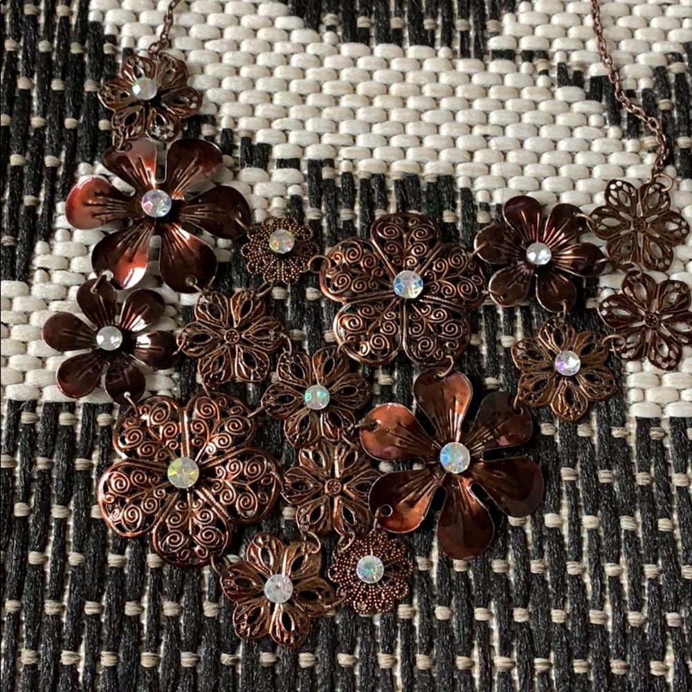 Brown flower necklace - Picture 2 of 2